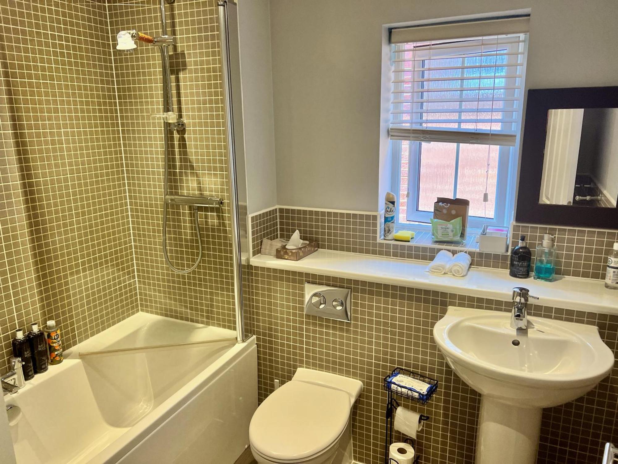 Double B&B Room In Southwater With Private Bathroom And Parking Exteriör bild